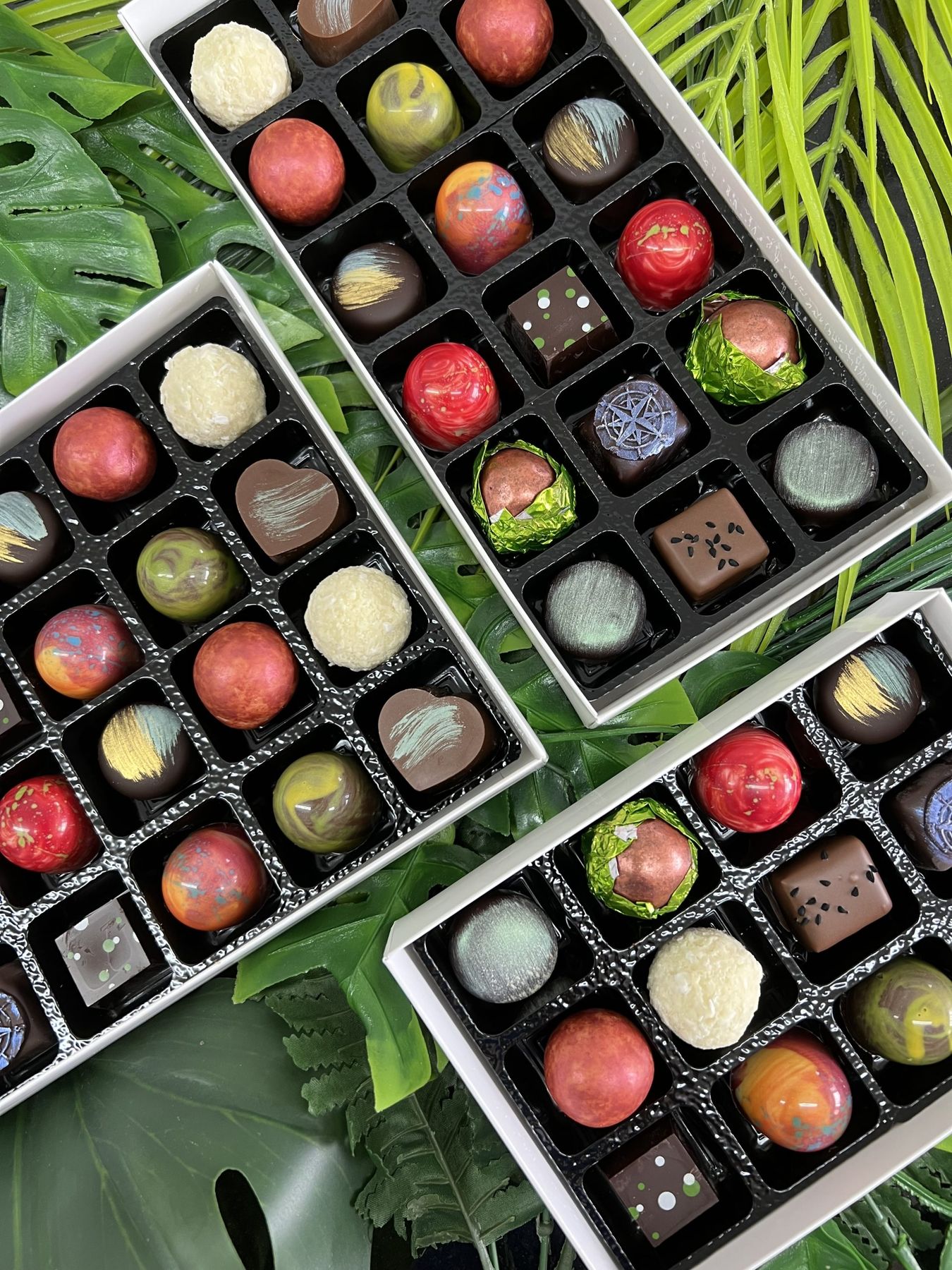 Coloured bonbons, each finish painted by hand before the shell is closed.